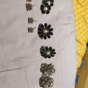 7 pairs of flowered earrings
